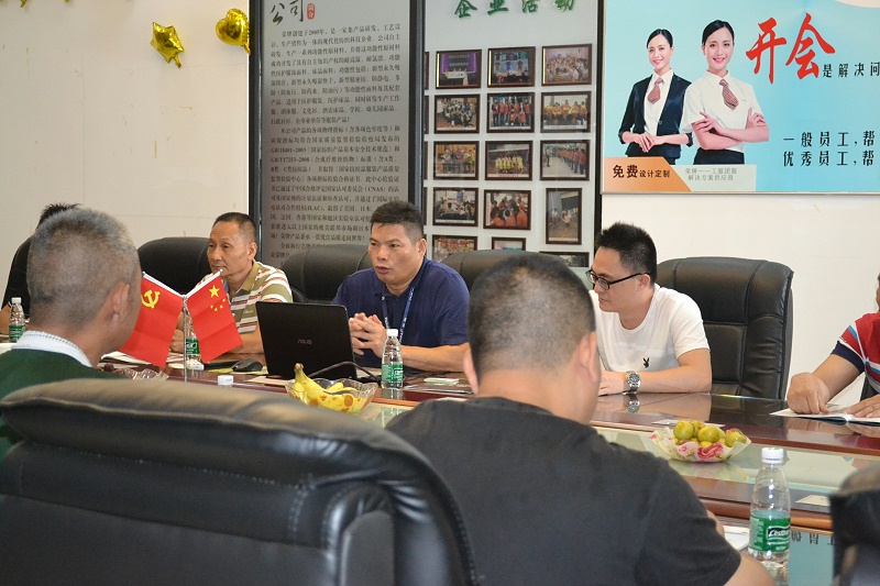 黄日荣董事长就医用面料展开深入的介绍